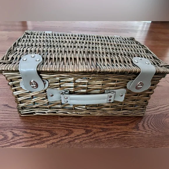 Picnic Basket for 4 People. Complete with Built-in Insulated Compartment - Picture 2 of 13